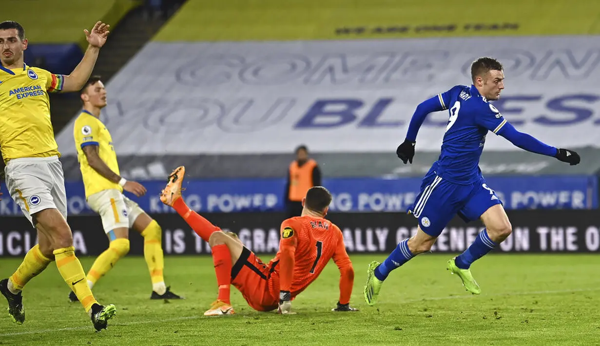 Pemain Leicester City Jamie Vardy (kanan) mencetak gol ke gawang Brighton pada pertandingan Liga Premier Inggris di Stadion King Power, Leicester, Inggris, Minggu (13/12/2020). Leicester City menang 3-0. (Ben Stansall/Pool via AP)