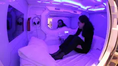 Karyawan menunjukkan kamar kapsul sebelum pembukaan hotel kapsul pertama di Balkan, di Ljubljana, Slovenia, Selasa (9/4/2019). Hotel ini memiliki 10 kapsul di bekas ruangan telepon yang dilengkapi dengan TV dan brankas. (REUTERS/Srdjan Zivulovic)