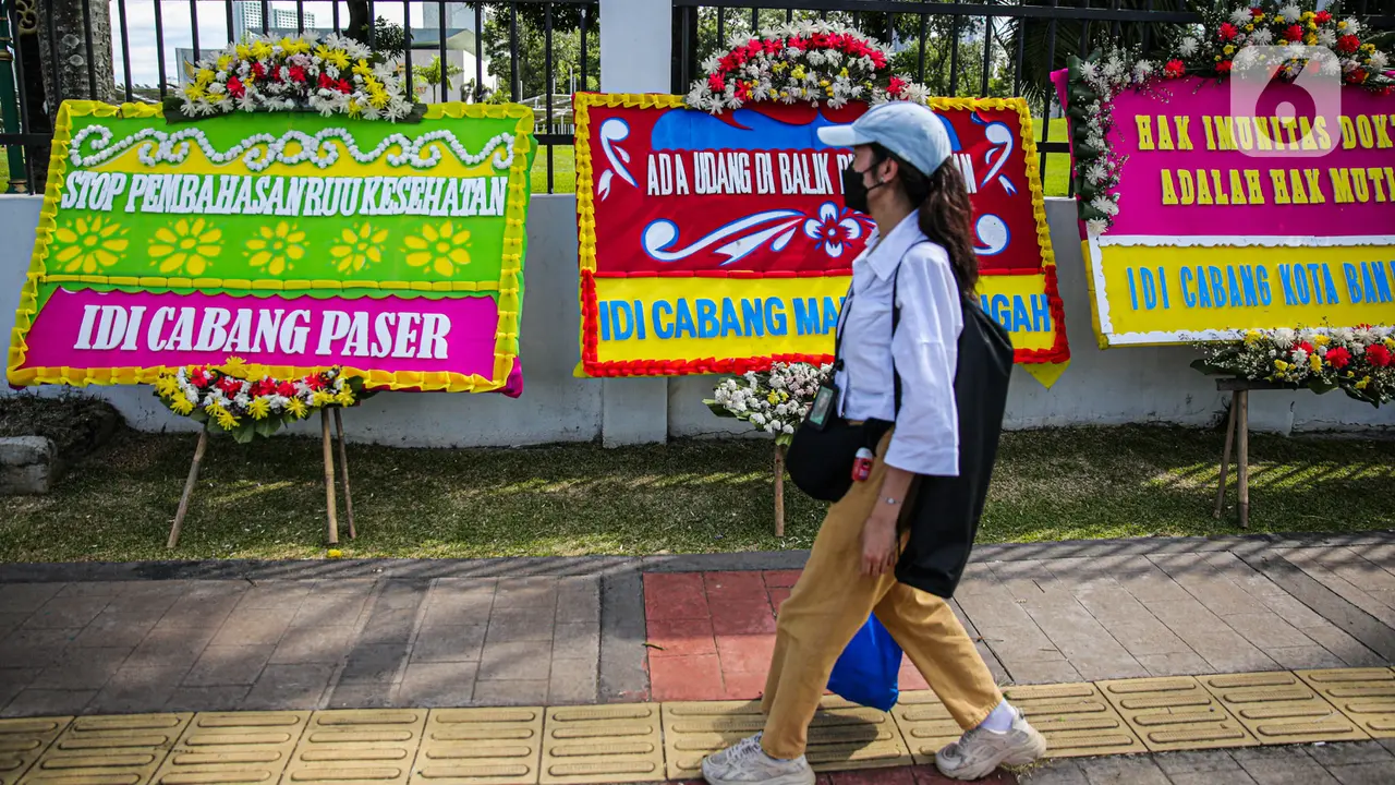 Forum Guru Besar Lintas Profesi (FGBLP) Menyuarakan Petisi Mereka Menolak RUU Kesehatan yang Akan Masuk dalam Rapat Paripurna DPR RI. (Liputan6.com/Faizal Fanani)