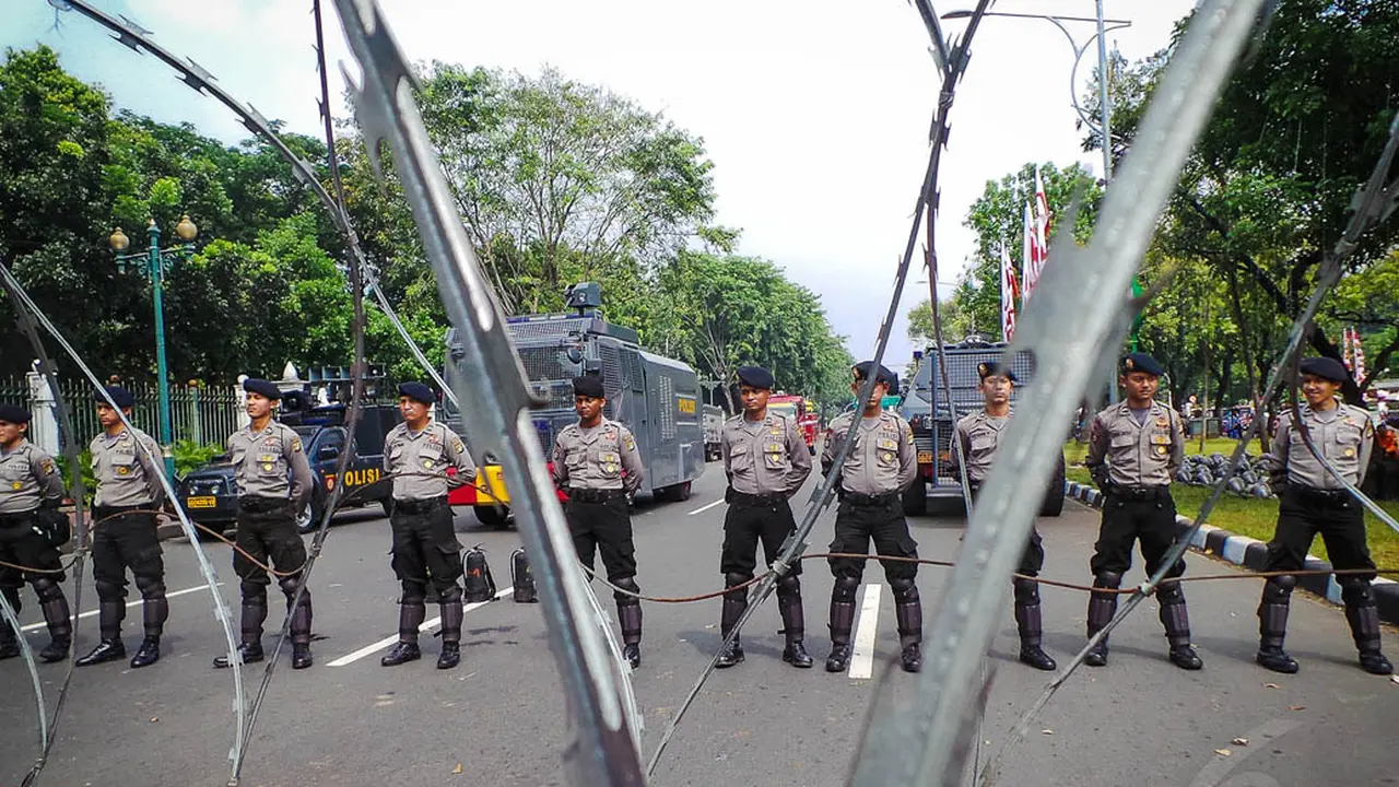 Kawat Berduri Tutup Jalan di Sekitar MK