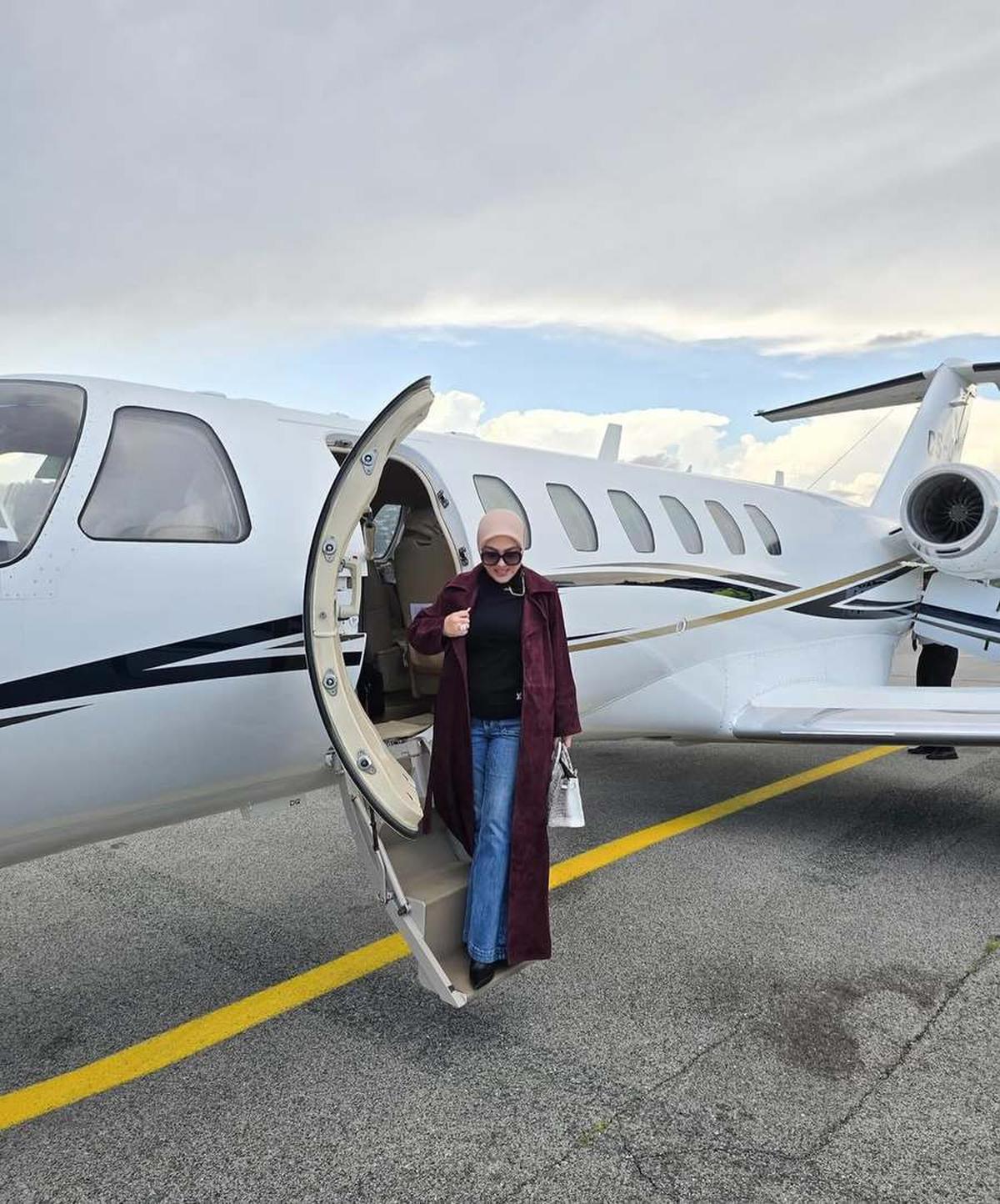 Potret Syahrini Tampil Mewah dan Elegan di Private Jet Menuju Karpet Merah Cannes 2025