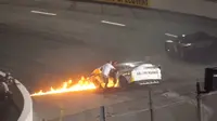 Mobil pembalap Mike Jones, mengalami terbakar setelah sempat bersenggolan dengan Matt Bowling di ajang South Boston Speedway, Amerika Serikat. (Motor1)
