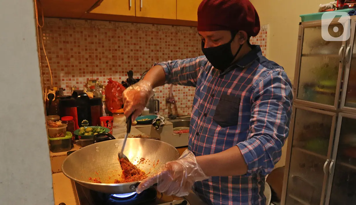 Pelaku UMKM e'sambelin Darmono (Ca' Mono) sedang memasak racikan sambel dikediamannya kawasan Kebon Jeruk, Jakarta, Rabu (8/7/2020).  Ca' Mono mengaku omset jualan menurun 30 persen di saat PSBB Transisi. (Liputan6.com/Herman Zakharia)