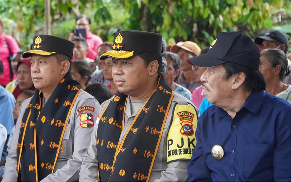 FOTO: Polri Salurkan Bantuan untuk Korban Banjir Bandang Mauponggo