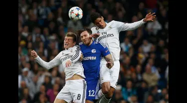 Duel panas terjadi di leg kedua 16 besar Liga Champions antara Real Madrid dengan Schalke 04 di Stadion Santiago Bernabeu, Madrid, Spanyol, (10/3/2015). Schalke 04 Menang 4-3 atas Real Madrid. (Reuters/Susana Vera)