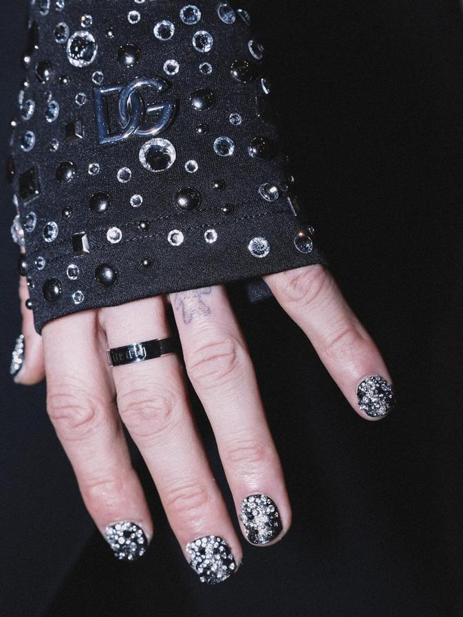 Detail Nail Art Machine Gun Kelly Senilai Rp400 Juta di ...