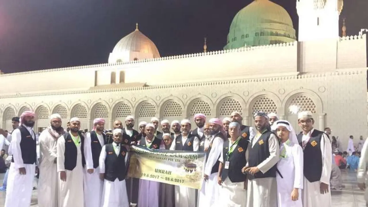 Para pegawai Singapore Zam Zam yang diberangkatkan umrah. (Dokumentasi Zackeer Khan)