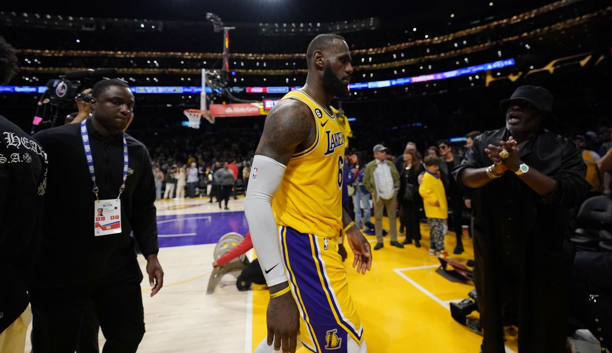 Ekspresi kekecewaan dari pebasket LA Lakers, LeBron James, setelah timnya dikalahkan Denver Nuggets dalam final NBA 2023 game keempat wilayah barat di Crypto.com Arena, Selasa (23/5/2023) pagi WIB. (AP Photo/Ashley Landis)
