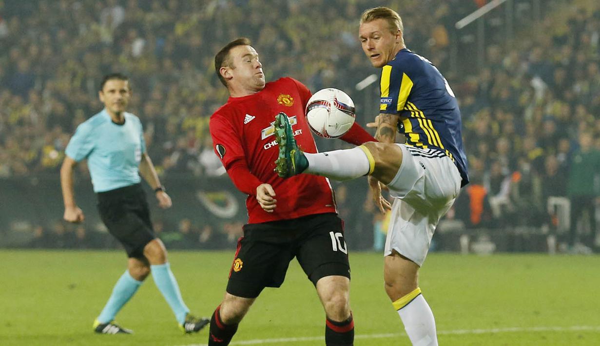 Kapten Manchester United, Wayne Rooney, berebut bola dengan bek Fenerbahce, Simon Kjaer, pada laga Liga Europa di Saracoglu Stadium, Turki, Kamis (3/11/2016). MU kalah 1-2 dari Fenerbahce. (Reuters/Andrew Boyers)