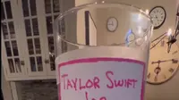 Dana Rice dan suaminya menjadi populer di Instagram setelah dia menciptakan konsep "stoples Taylor Swift" dan memutuskan untuk menarik biaya sebesar 0,25 dolar AS setiap kali istrinya menyebut nama penyanyi tersebut. (dok. Tangkapan layar Instagram @dana.rice.realtor/https://www.instagram.com/p/CycMtYSNG7h//Farel Gerald)