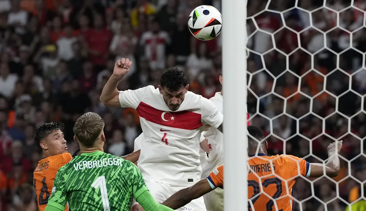 Bek Timnas Turki, Samet Akaydin (tengah) mencetak gol dengan sundulan kepala ke gawang Timnas Belanda pada laga perempatfinal Euro 2024 di Olympiastadion, Berlin, Jerman, Sabtu (6/7/2024). (AP Photo/Antonio Calanni)