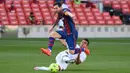 Penyerang Barccelona, Lionel Messi, berebut bola dengan gelandang Real Madrid, Casemiro,  pada laga lanjutan Liga Spanyol di Camp Nou Stadion, Sabtu (24/10/2020) malam WIB. Real Madrid menang 3-1 atas Barcelona. (AFP/Lluis Gene)