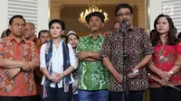 Gubernur DKI Jakarta Djarot Saiful Hidayat memberi keterangan saat perpisahan dirinya di Balaikota DKI Jakarta, Minggu (15/10). Pelepasan Djarot berlangsung meriah dengan iring-iringan delman serta sambutan masyarakat. (Liputan6.com/Immanuel Antonius)