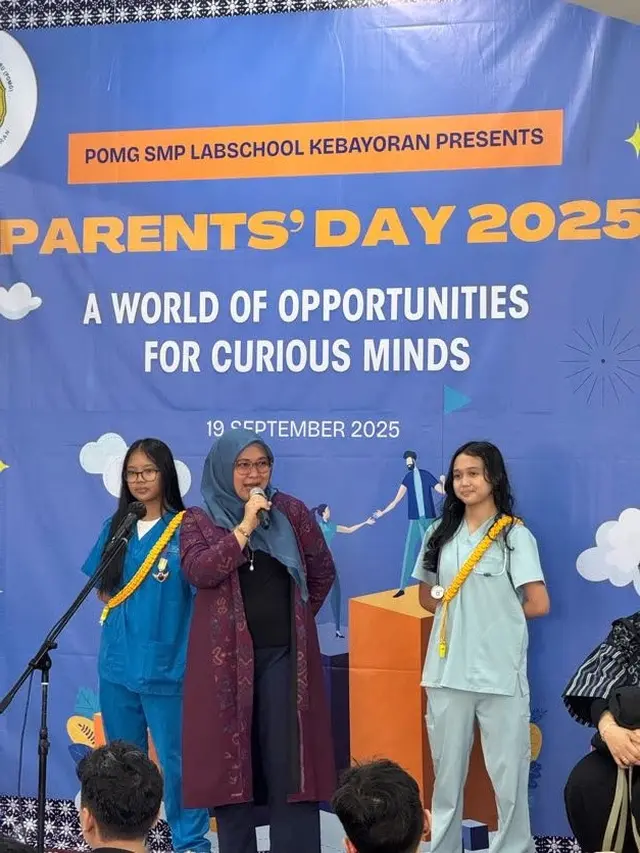 Berbagi cerita tentang profesi yang dijalani kepada anak-anak lewat Parents Day di SMP Labschool Kebayoran Jakarta.
