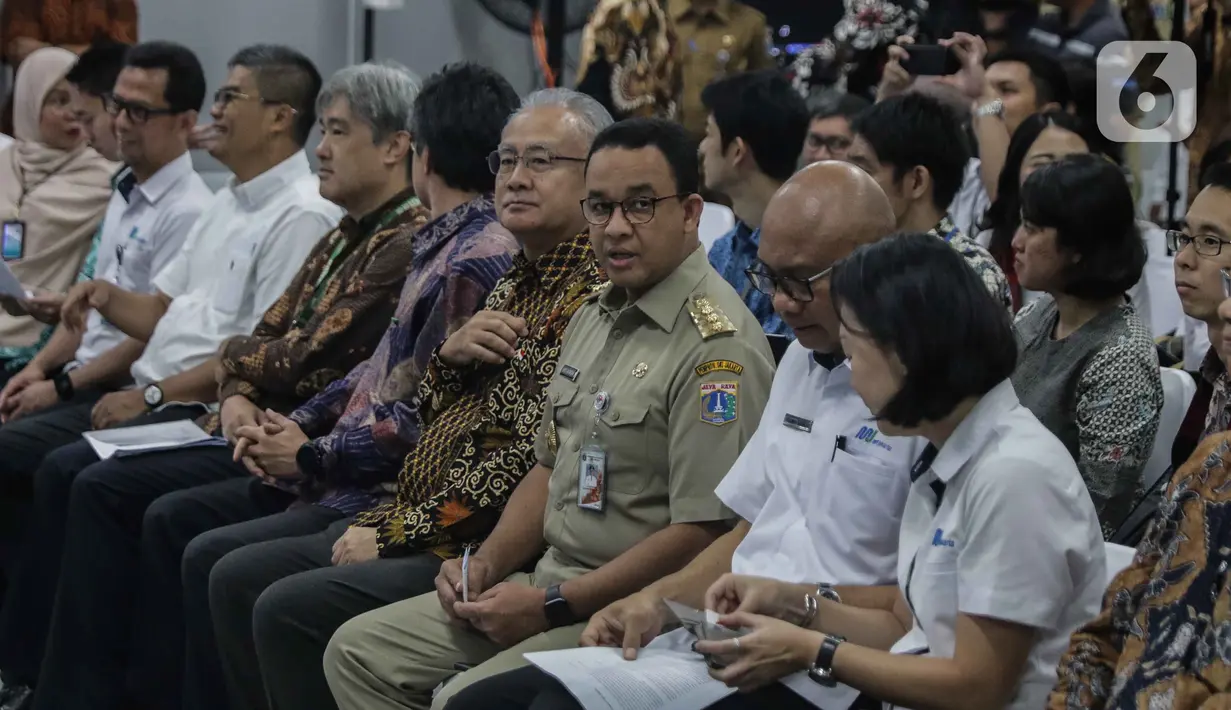Gubernur DKI Jakarta Anies Baswedan saat hadir dalam penandatanganan paket kontrak antara PT MRT Jakarta (Perseroda) dan Shimizu-Adhi Karya JV (SAJV) untuk Fase 2 CP 201 di MRT Stasiun Bundaran HI, Jakarta, Senin (17/2/2020). (Liputan6.com/Faizal Fanani)
