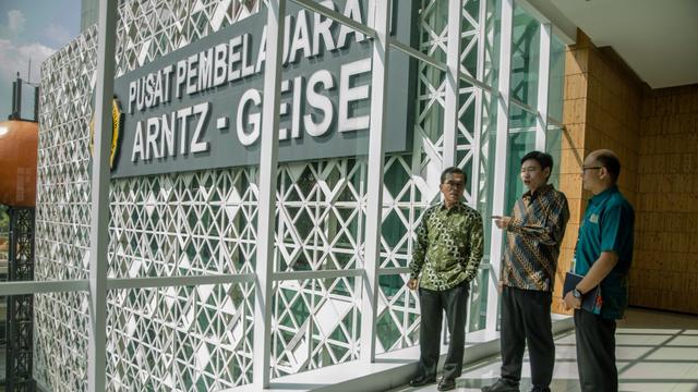 Presiden Direktur Garudafood Hardianto Atmadja (tengah) mendengarkan pemaparan Rektor Unpar Mangadar Situmorang (kiri) didampingi Dekan Fakultas Teknologi Industri Thedy Yogasara Unpar (kanan) sebelum kuliah umum. (Istimewa)