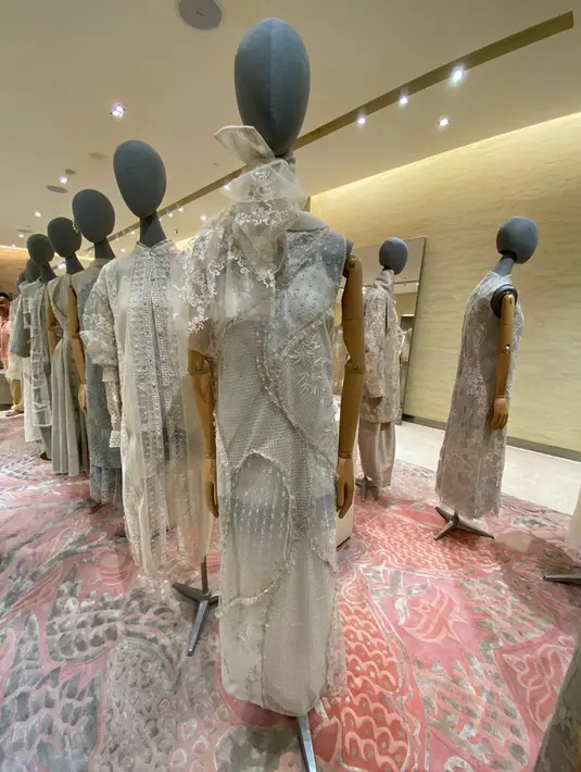 Untuk Koleksi Musim Gugur/Musim Dingin 2023 memperkenalkan rangkaian busana dengan siluet yang menakjubkan. Dari siluet volume, a-line, puffy, hingga layering lengkap tersedia. / Foto dok: Adinda Tri Wardhani.