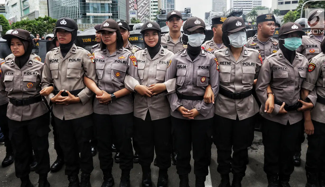 Polisi wanita (polwan) diturunkan untuk mengamankan peringatan Hari Buruh 2019 di kawasan Bundaran HI, Jakarta, Rabu (1/5/2019). Aparat kepolisian menutup Jalan Sudirman, Jakarta Pusat arah Bundaran Hotel Indonesia (HI) atau sebelum Halte Transjakarta Tosari. (Liputan6.com/Johan Tallo)