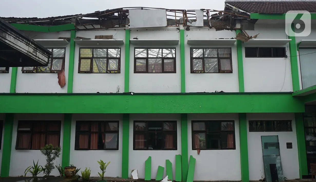 Kondisi bagian depan bangunan MAN 2 Malang yang rusak parah akibat gempa di Turen, Kabupaten Malang, Minggu (11/4/2021). Kejadian ini juga membuat 36 laptop, 25 PC, 20 set meja bahasa rusak. Sementara, seorang staf sekolah mengalami luka ringan setelah tertimpa genteng (merdeka.com/Nanda F. Ibrahim