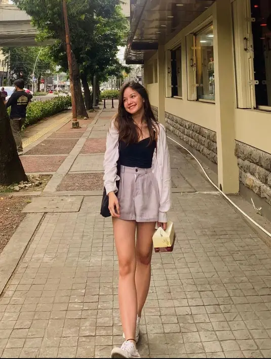 <p>Short pants serta knit outer adalah outfit yang sangat cocok untuk dikenakan saat di Pantai.&nbsp;(instagram/bellagap)</p>