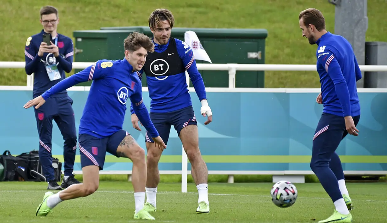 Pemain Inggris John Stones (kiri) bersama Jack Grealish, Harry Kane saat sesi latihan di St George's Park, Burton upon Trent, Inggris, Senin (5/7/2021). Inggris akan melawan Denmark pada pertandingan semifinal Euro 2020. (AP Photo/Rui Vieira)