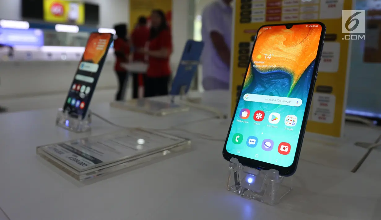 Handphone/smartphone terpajang di salah satu gerai di Jakarta, Kamis (7/4/2019). Aturan Peraturan Menteri terkait pemblokiran ponsel ilegal atau black market akan dilakukan pada 17 Agustus 2019. (Liputan6.com/Angga Yuniar)