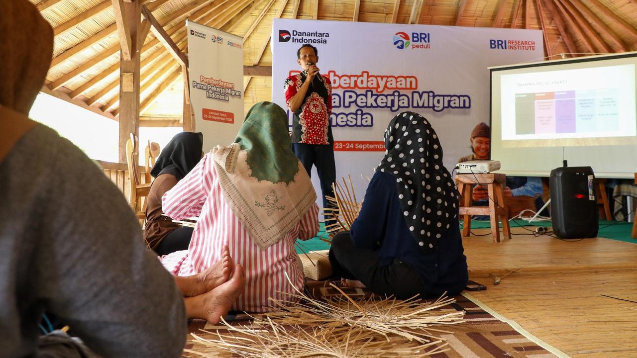 BRI Dorong Kewirausahaan Purna PMI di Desa Loyok dengan Kembangkan Potensi Kerajinan Bambu