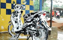 Jangan Mencuci Sepeda Motor saat Mesin Panas, Dampaknya Merugikan