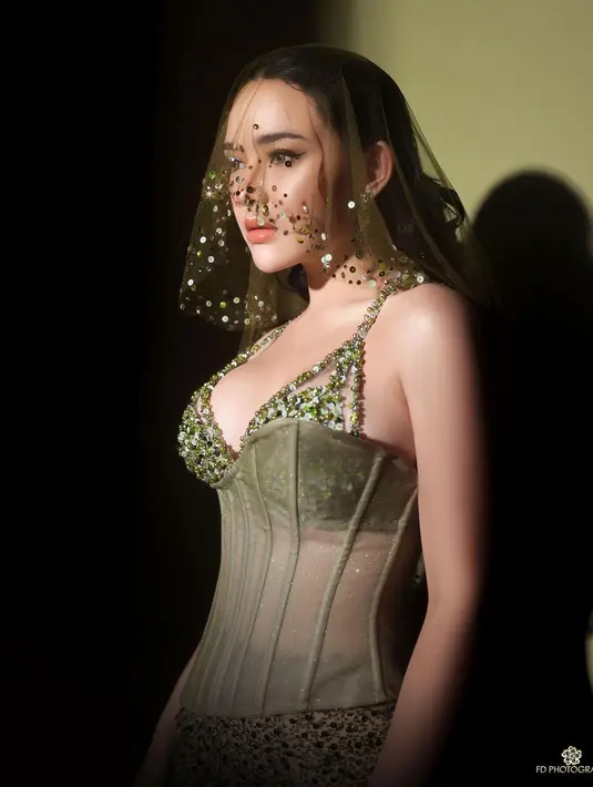 Potret Amanda Manopo kali ini tak kalah memesona. Ia tampil bak pengantin bergaun hijau yang memukau. Amanda Manopo dengan dress bersiluet berani, taburan payet dan batu berkilauan memperindah penampilannya. Belum lagi penutup kepala transparan yang dikenakannya, membuat Amanda Manopo tampil sempurna bak seorang pengantin. [Foto: Instagram/fdphotography90]