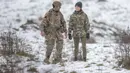 Kate Middleton, Putri Wales dari Inggris berbincang dengan anggota Batalyon 1 Pengawal Irlandia selama kunjungan di Area Pelatihan Salisbury Plain di Wiltshire, Inggris, Rabu 8 Maret 2023. Di sana, ibu tiga anak kerajaan itu mengambil bagian dalam latihan yang membuatnya belajar bagaimana melakukan latihan korban di medan perang untuk memberikan perawatan kepada tentara yang terluka. (Steve Reigate/Pool Photo via AP)