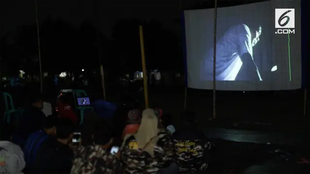 Warga desa Mekarsari, Bekasi, menggelar nonton bareng film G30S/PKI. Warga ternyata masih antusias melihat film berlatar sejarah tersebut.