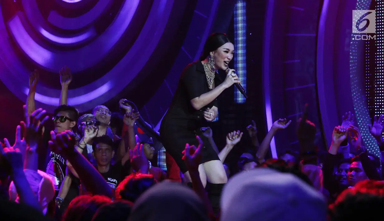 Aksi panggung penyanyi Zaskia Gotik saat tampil dalam Konser Lebaran yang bertajuk Bidadari Dangdut Zaskia Gotik di Studio 5 Indosiar, Jakarta, Senin (3/7). (Liputan6.com/Herman Zakharia)