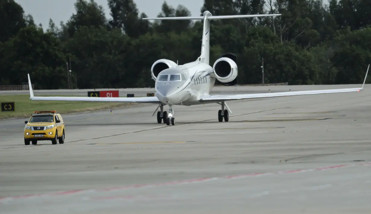 <p>Sebuah jet pribadi yang membawa mantan Raja Spanyol Juan Carlos I mendarat di bandara Peinador di Vigo, Pontevedra, barat laut Spanyol, Kamis (19/5/2022). Juan Carlos (84) kembali ke Spanyol pada Kamis untuk kunjungan pertamanya setelah hampir dua tahun diasingkan di Uni Emirat Arab (UEA) di tengah skandal keuangan yang mengguncang Royal House. (AP Photo/Lalo R. Villar)</p>