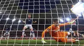Pemain Manchester United, Rasmus Hojlund (kiri) merayakan gol yang dicetak oleh Casemiro ke gawang Athletic Bilbao dalam laga leg 1 semifinal Liga Europa 2024/2025 di San Mames Stadium, Bilbao, Spanyol, Kamis (01/05/2025) waktu setempat. (AP Photo/Miguel Oses)