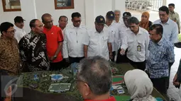 Wapres RI Jusuf Kalla saat melihat maket plan proyek P3SON di Hambalang, Sentul, Jawa Barat, Minggu (4/9). Pemerintah berencana menjadikan kompleks atlet Hambalang untuk sekolah guru olahraga. (Liputan6.com/Helmi Afandi)