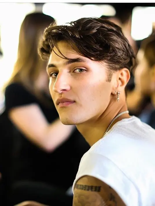 Sama seperti kedua saudarinya, Anwar Hadid pun terbuka dan mengaku sebagai seorang Muslim. (instagram/anwarhadid)