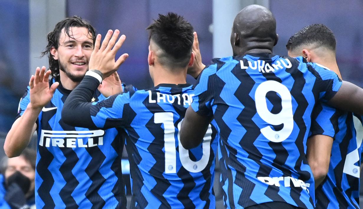 Bek Inter Milan, Matteo Darmian (kiri) melakukan selebrasi bersama rekan setim usai mencetak gol ke gawang Cagliari dalam laga lanjutan Liga Italia 2020/2021 pekan ke-30 di San Siro Stadium, Milan, Minggu (11/4/2021). Inter Milan menang 1-0 atas Cagliari. (AFP/Alberto Pizzoli)