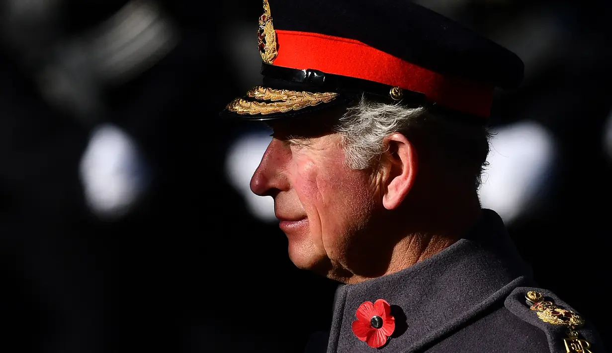 Dalam file foto ini diambil pada 11 November 2018 Pangeran Charles Inggris, Pangeran Wales menghadiri upacara Peringatan Minggu di Whitehall di pusat kota London. Charles telah menghabiskan hampir seluruh hidupnya menunggu untuk menggantikan ibunya, Ratu Elizabeth II, bahkan ketika dia mengambil lebih banyak tugas dan tanggung jawabnya seiring bertambahnya usia. (AFP/Ben STANSALL)