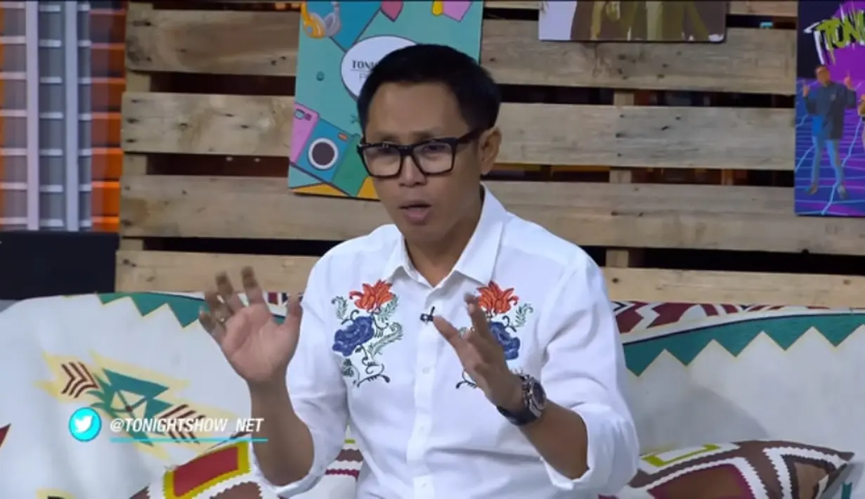 Eko Patrio teringat betul saat masuk kuliah Institut Kesenian Jakarta dan Desta menjadi seniornya. Eko juga teringat betul saat di ospek Desta dan kawan-kawannya. Salah satunya adalah diminta membawa 250 biji kacang hijau. [Youtube/TonightShowNet]