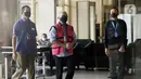 Mantan Direktur Operasional Finance PT Danareksa Sekuritas Erizal (tengah) jelang diperiksa Kejaksaan Agung, Gedung KPK, Jakarta, Kamis (18/6/2020). Erizal diperiksa sebagai tersangka dugaan korupsi pemberian fasilitas pembiayaan PT Danareksa Sekuritas ke PT Evio Securities. (merdeka.com/DwiNarwoko)