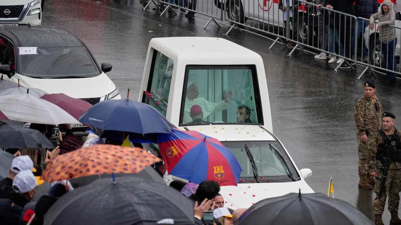 FOTO: Disambut Ribuan Warga, Paus Leo XIV Mulai Misi Perdamaian di Lebanon
