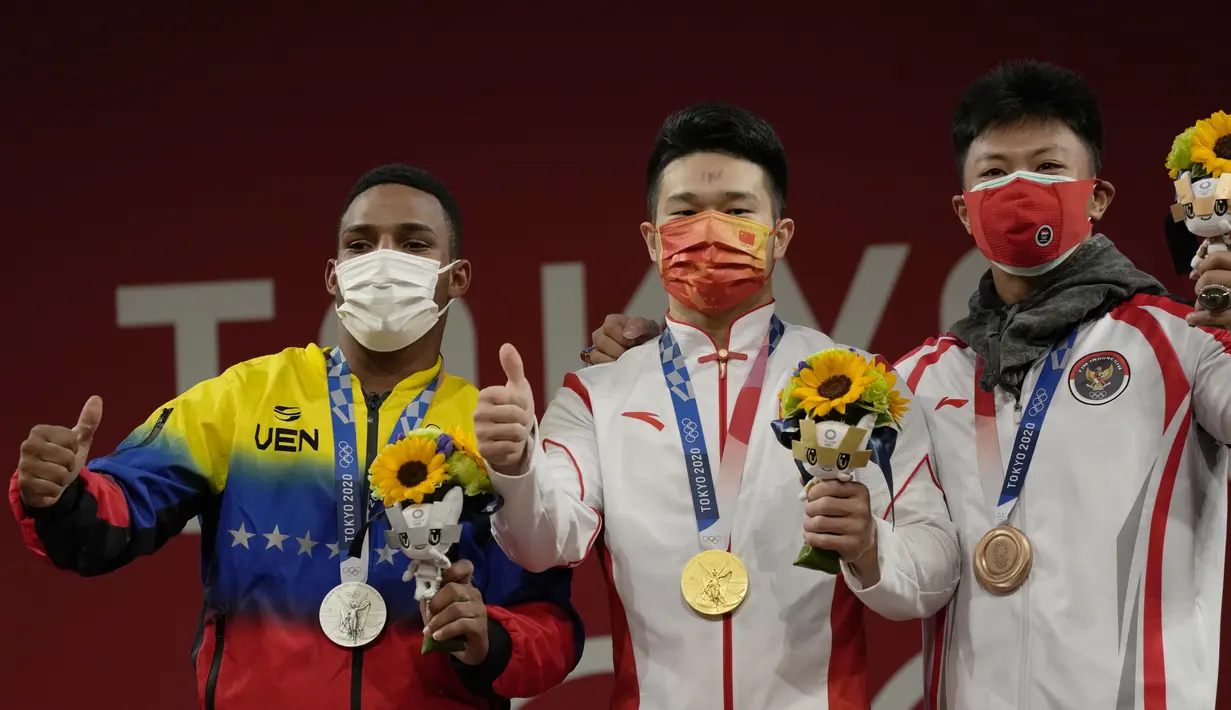 Medali emas dan perak diraih oleh lifter yang berlomba di Grup A. Emas direbut lifter Cina, Shi Ziyong dengan total angkatan 364 kg dan perak diraih lifter Venezuela, Juio Mayora dengan total angkatan 346 kg. (Foto: AP/Luca Bruno)
