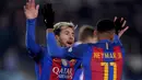 Striker Barcelona, Lionel Messi, mencetak gol balasan ke gawang Real Sociedad pada pekan ke-13 La Liga Spanyol di Estadio Municipal de Anoeta, Minggu (27/11/2016). (Reuters/Vincent West)