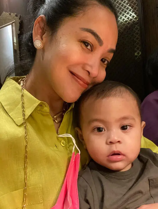 Feni Rose bertemu dengan sang cucu di sebuah acara keluarga. Tak mau menyia-nyiakan kesempatan, presenter kondang ini berpose dengannya. (Foto: Instagram/@fenirose)