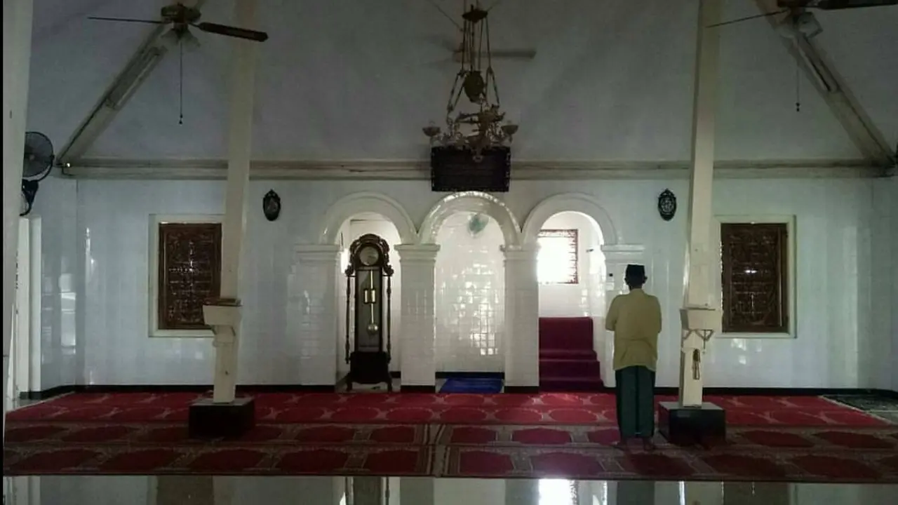 Masjid Madegan Sampang di Madura.