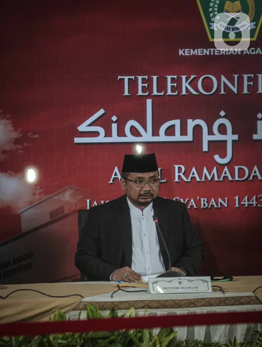 Menteri Agama Yaqut Cholil Qoumas memberikan keterangan seusai sidang Isbat penentuan awal bulan Ramadhan di Kantor Kemenag Jakarta, Jumat (1/4/2022). Pemerintah menetapkan awal bulan Ramadhan 1443 H jatuh pada hari Minggu (3/4/2022). (Liputan6.com/Faizal Fanani)