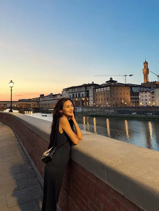 Cantiknya Beby Tsabina pakai outfit serba hitam. Ia memadukan atasan tanpa lengan, celana panjang, dan mini sling bag yang semuanya berwarna hitam. [Foto: Instagram/bebytsabina]