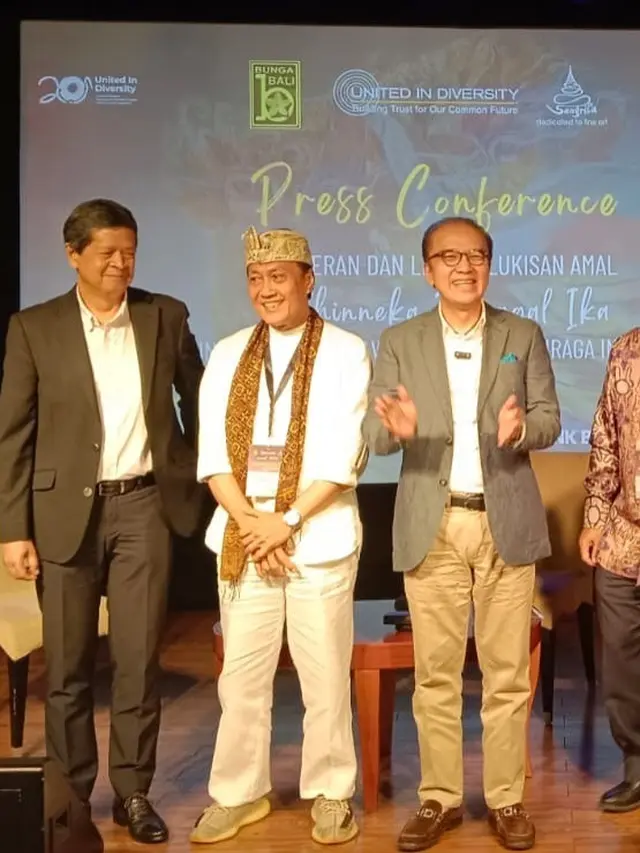Tantowi Yahya bersama dengan Yayasan Bunga Bali dan Sanggar Ring Luwur Akasa turut menyelenggarakan pameran lelang lukisan.