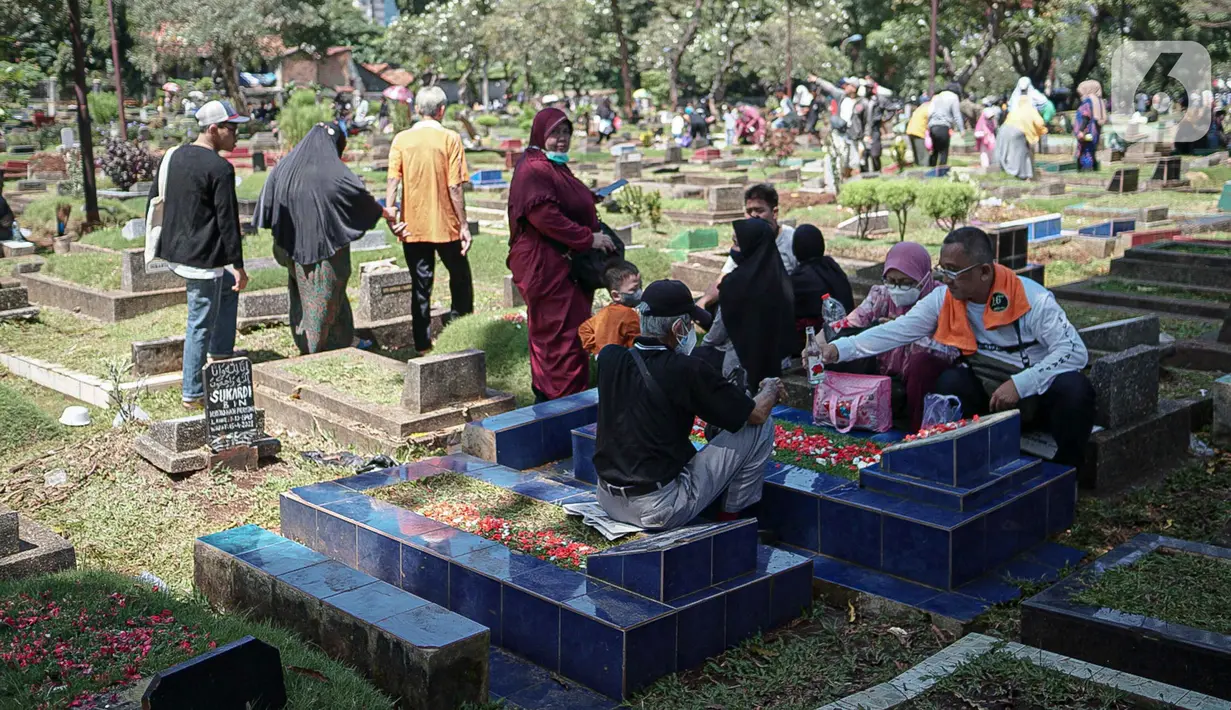 Sejumlah umat muslim menaburkan bunga di makam keluarganya di Tempat Pemakaman Umum (TPU) Karet Tengsin, Jakarta, Minggu (27/3/2022). Sepekan jelang datangnya bulan suci Ramadan, banyak warga yang melakukan tradisi ziarah makam untuk mendoakan keluarganya. (Liputan6.com/Faizal Fanani)
