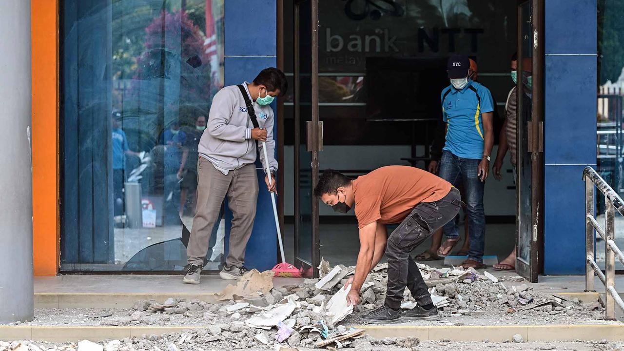 Warga Mulai  Bersihkan Puing Bangunan Pascagempa NTT